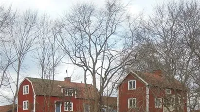 Högt belägen mindre stuga i bymiljö